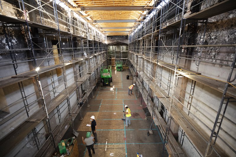 El interior de la Misión San Gabriel, dañada por el fuego, el 19 de abril de 2021, después de que se instalaran nuevas vigas de acero para comenzar la construcción de un nuevo techo. (Víctor Alemán)