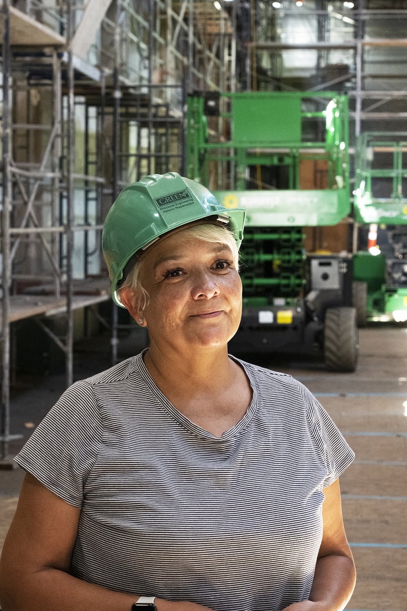 La directora histórica de la Misión San Gabriel, Terri Huerta, le dio a Angelus un recorrido exclusivo nueve meses después del misterioso incendio que casi destruye la iglesia. (Víctor Alemán)