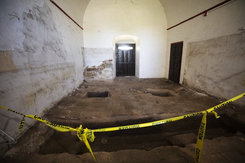 Los más de 150.000 galones de agua utilizados para apagar el fuego en julio pasado hicieron que el suelo de la sacristía de la misión se hundiera, revelando capas de piedra y ladrillo utilizadas para construir la iglesia. No se han encontrado restos humanos en las excavaciones desde el incendio. (Víctor Alemán)