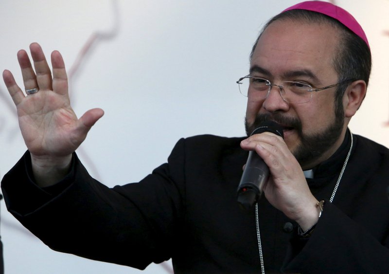 El obispo Eugenio Lira Rugarcía de Matamoros, México, habla con los medios de comunicación en la Ciudad de México el 7 de febrero de 2016. (Foto CNS/Ginnette Riquelme, Reuters)