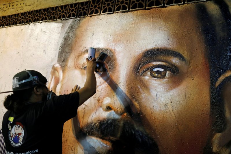 El artista venezolano Badsura pinta una imagen de José Gregorio Hernández en una pared en Caracas el 28 de abril de 2021, en preparación para su beatificación el 30 de abril. Hernández era un médico venezolano conocido por tratar a cientos de pacientes pobres de forma gratuita y murió en 1919.(Foto CNS/Leonardo Fernández Viloria, Reuters)