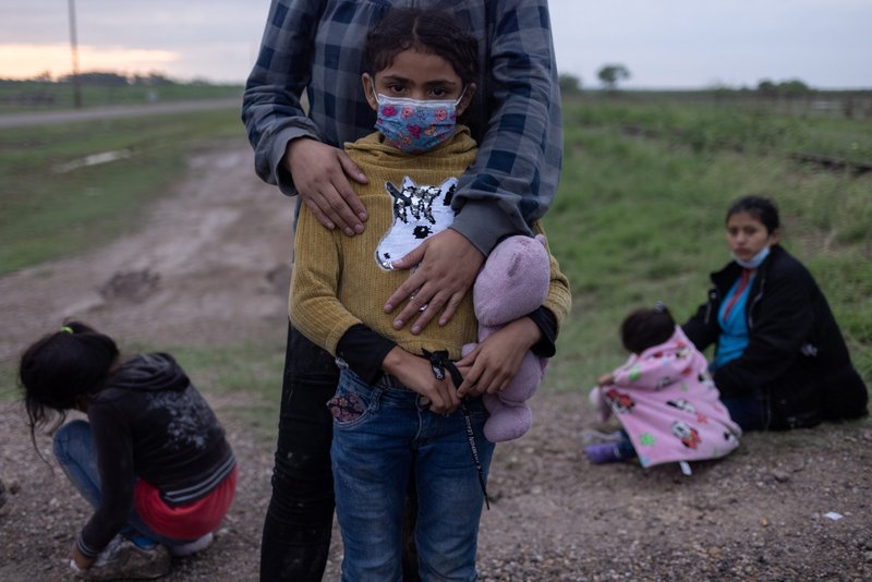 Una familia migrante de Honduras que busca asilo en los EE.UU. espera ser transportada a una instalación de procesamiento de la Patrulla Fronteriza después de cruzar el río Bravo hacia La Joya, Texas, el 13 de mayo de 2021. Miembros de la Conferencia de Obispos Católicos de Estados Unidos (USCCB) participaran una reunión de emergencia con prelados de Centroamérica y representantes del Vaticano el 1 y 2 de junio en Chicago, para establecer una vía para la respuesta de la iglesia estadounidense a la inmigración. (Foto CNS/Adrees Latif, Reuters)
