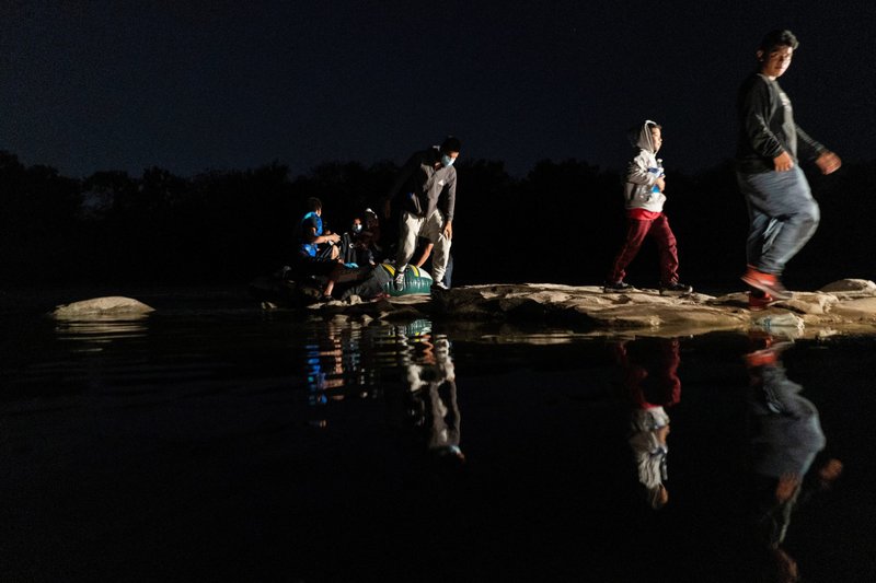 Migrantes buscando asilo en los EE. UU. desembarcan de una balsa inflable después de cruzar el río Bravo hacia Roma, Texas, el 28 de mayo de 2021.(Foto CNS/Go Nakamura, Reuters