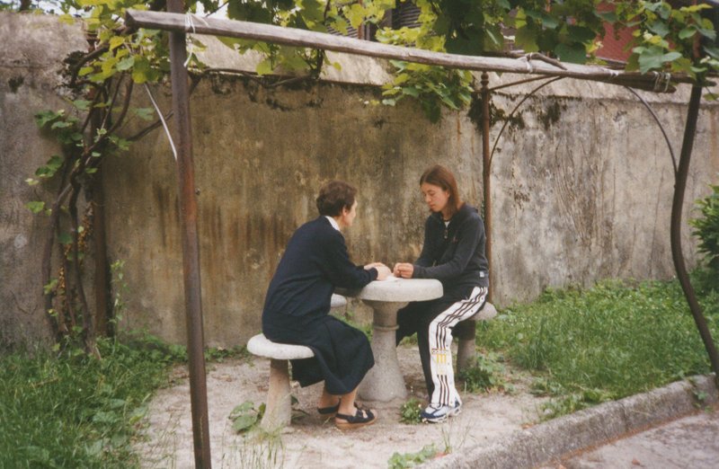 La hermana María Laura Mainetti, de la Congregación de las Hijas de la Cruz, fue asesinada en 2000 en Chiavenna, Italia, por tres adolescentes que querían realizar un sacrificio satánico. La hermana Mainetti fue beatificada como mártir el 6 de junio en la ciudad del norte de Italia donde sirvió y murió. Aparece en esta foto sin fecha con una joven no identificada. (Foto CNS/Cortesa del Consorzio Turistico Valchiavenna)
