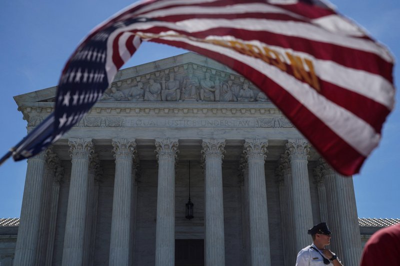 Una bandera estadounidense ondea frente a la Corte Suprema en Washington el 25 de junio de 2018. Una decisión de la Corte Suprema de Estados Unidos del 7 de junio dictaminó que cientos de miles de inmigrantes con un estatus migratorio temporal no pueden solicitar una forma más permanente de permanecer en el país si primero ingresaron al país sin autorización para hacerlo.(Foto CNS/Toya Sarno Jordan, Reuters)