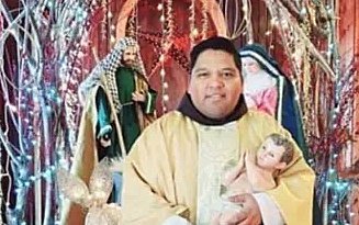 El padre franciscano Juan Antonio Orozco, de 33 años, fotografiado balanceando un incensario en una foto sin fecha, murió por disparos el 12 de junio de 2021, cuando regresaba de celebrar misa y proporcionar sacramentos en un pueblo rural mexicano con conflictos de cárteles de la droga. (Crédito: CNS photo/Facebook.)