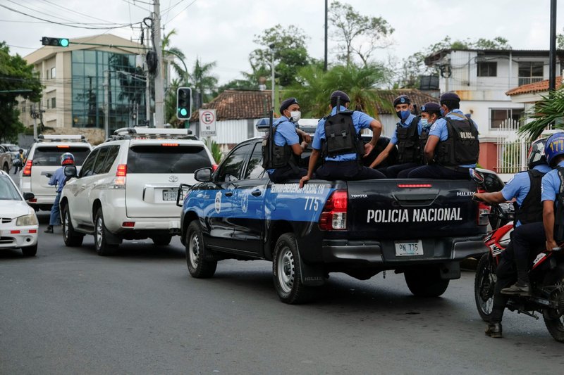 Policías escoltan el vehículo de Félix Maradiaga Blandón, aspirante a candidato para el grupo nicaragüense Unidad Nacional Azul y Blanca, al salir de la fiscalía general de Nicaragua en Managua el 8 de junio de 2021. Maradiaga fue citado a la oficina. (Foto CNS/Carlos Herrera, Reuters)