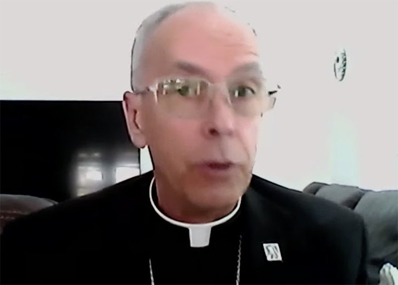 El obispo Mark J. Seitz de El Paso, Texas, pronuncia un discurso el 18 de junio de 2021, el tercer día de la asamblea de primavera de tres días de los obispos, celebrada virtualmente debido a la preocupación por el COVID-19. El obispo Seitz fue uno de los muchos prelados estadounidenses, mexicanos y centroamericanos y otros líderes católicos que se reunieron para una cumbre sobre inmigración del 1 al 2 de junio en Mundelein, Illinois (captura de pantalla del CNS)