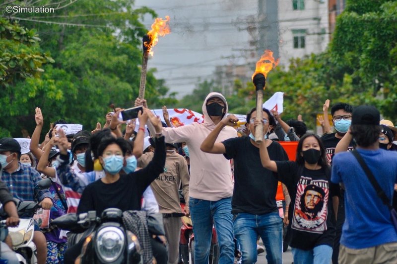 Personas sostienen antorchas durante una protesta en Mandalay, Myanmar, 14 de junio de 2021, en esta imagen obtenida por Reuters. El 20 de junio, el Papa Francisco renovó su llamamiento a la paz en Myanmar y a que el mundo atraiga en ayuda de la población del país "que está desplazada y ha estado muriendo de hambre". (Foto CNS/Reuters)