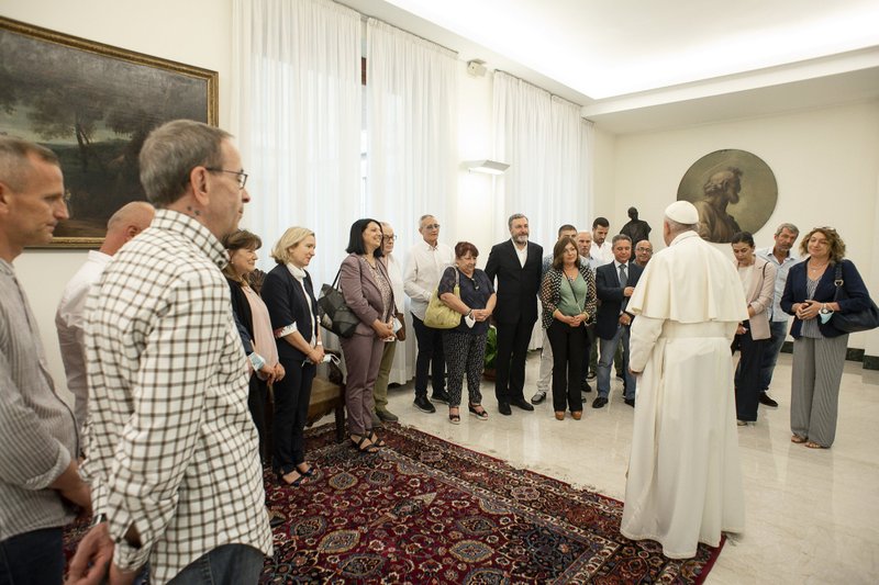 El papa Francisco encabeza una reunión con reclusos y personal de la prisión de Rebibbia en Roma, en su residencia en el Vaticano el 21 de junio de 2021. El papa se reunió con unos 22 reclusos y personal de la prisión. (Foto CNS/Vatican Media)