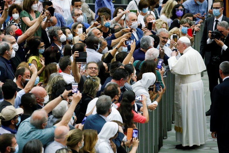 El Papa Francisco saluda a las personas durante un evento con motivo del 50 aniversario de la fundación de Caritas Italia, en el Vaticano el 26 de junio de 2021. (Foto CNS/Remo Casilli, Reuters)