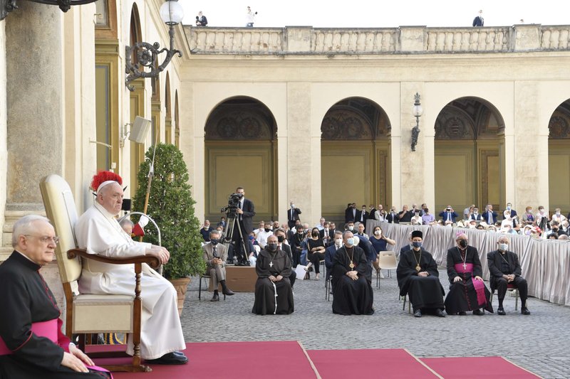 El papa Francisco durante su audiencia general en el Patio de San Dámaso del Palacio Apostólico en el Vaticano el 30 de junio de 2021. El Papa continuó su serie de charlas de audiencia centradas en la Carta a los Gálatas y reflexionó sobre la vida de San Pablo y el poder de la gracia de Dios. (Foto CNS/Vatican Media)
