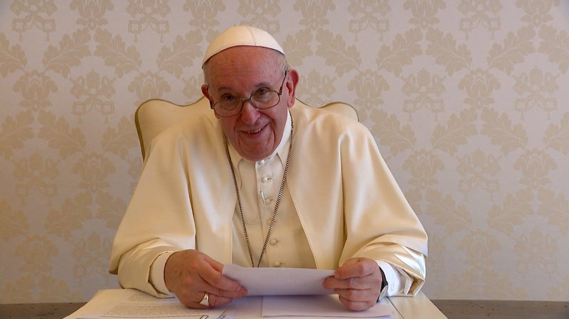El Papa Francisco habla en un mensaje de vídeo a los participantes de la reunión anual de la Asociación Argentina de Empresarios Cristianos en esta imagen de un vídeo publicado por el Vaticano el 30 de junio de 2021. El papa instó a los empresarios a encontrar formas creativas de crear empleo y a "invertir en el bien común, no (escondiendo) el dinero en los paraísos fiscales." (CNS photo/Vatican Media)