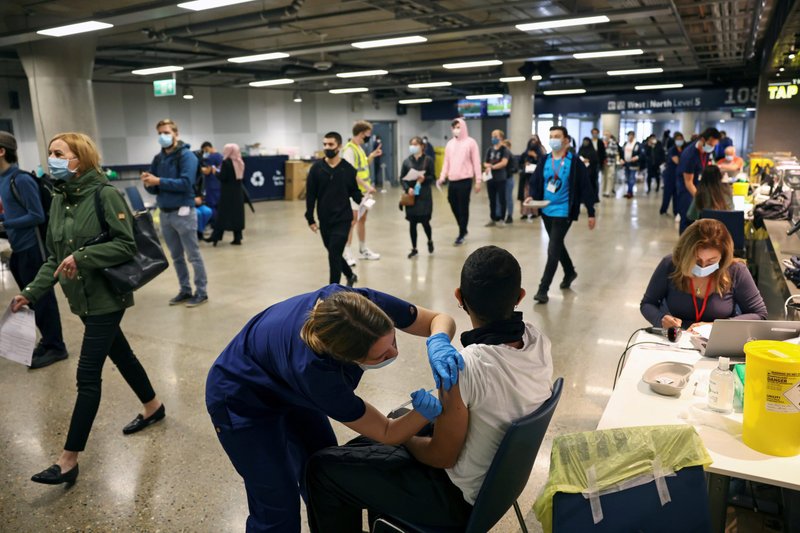 Una persona recibe una dosis de la vacuna COVID-19 de Pfizer BioNTech en un centro de vacunación masiva en el estadio Tottenham Hotspur de Londres el 20 de junio de 2021. (CNS photo/Henry Nicholls, Reuters)