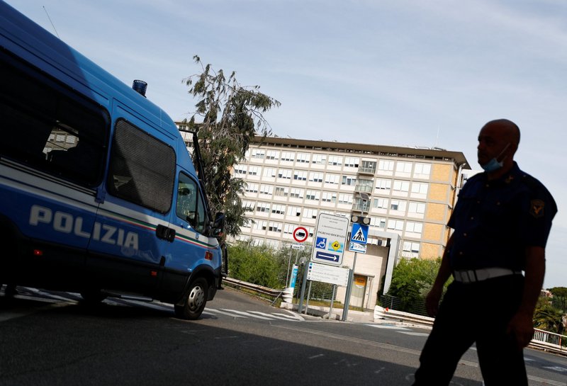 Un oficial de la policía italiana frente al hospital Gemelli en Roma, donde el Papa Francisco fue operado del colon el 4 de julio de 2021. (Foto CNS/Guglielmo Mangiapane, Reuters)