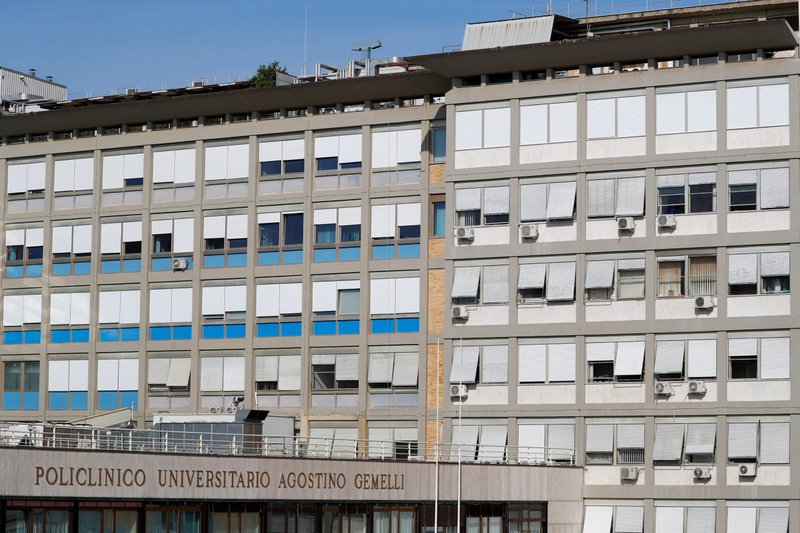 Esta es una vista del exterior del hospital Gemelli en Roma, donde el Papa Francisco fue operado del colon el 4 de julio de 2021. (Foto CNS/Guglielmo Mangiapane, Reuters)