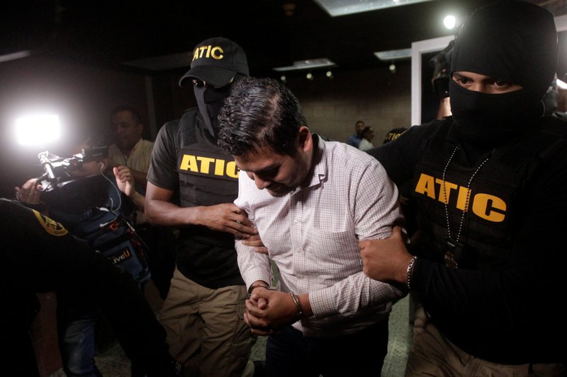 Roberto David Castillo, ex ejecutivo de Desarrollos Energéticos, es arrestado en Tegucigalpa, Honduras, el 2 de marzo de 2018. El 5 de julio de 2021, un tribunal condenó a Castillo por ser colaborador en el asesinato en 2016 de Berta Cáceres, una ambientalista y defensora de los derechos indígenas. (Foto CNS/Jorge Cabrera, Reuters)