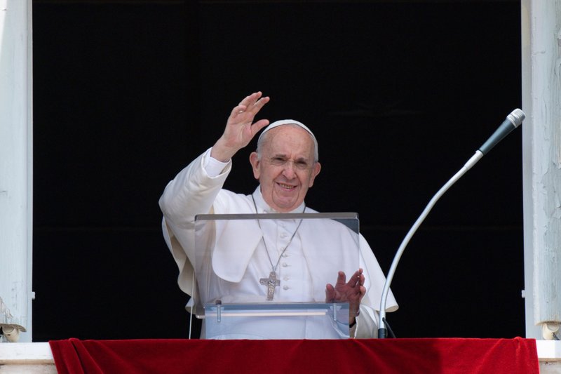 El papa Francisco saluda a la multitud reunida en la Plaza de San Pedro del Vaticano para rezar el Ángelus al mediodía del 4 de julio de 2021. Después de hablar sobre la lectura del Evangelio del día y dirigir la oración, el papa Francisco fue a un hospital de Roma para una cirugía de colon. (Foto CNS/Vatican Media)