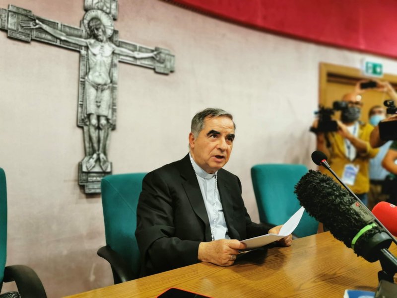 El cardenal Angelo Becciu, ex prefecto de la Congregación para las Causas de los Santos, habla con los periodistas durante una conferencia de prensa en Roma el 25 de septiembre de 2020. Los fiscales del Vaticano han acusado a 10 personas y entidades, incluido el cardenal Becciu, por cargos que van desde la malversación de fondos hasta el blanqueo de dinero y el abuso de funciones. (CNS photo/Junno Arocho Esteves)