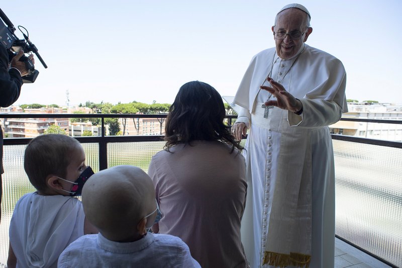 El Papa Francisco habla con jóvenes pacientes que se unieron a él en el balcón para dirigir el Ángelus en el hospital Gemelli de Roma el 11 de julio de 2021, mientras se recupera tras una operación de colon programada. (Foto CNS/Vatican Media vía Reuters)