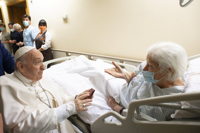 El Papa Francisco da un rosario a un paciente en el hospital Gemelli de Roma el 11 de julio de 2021, mientras se recupera tras una operación de colon programada. Antes, el Papa dirigió el Ángelus desde un balcón del hospital. (Foto CNS/Vatican Media vía Reuters)