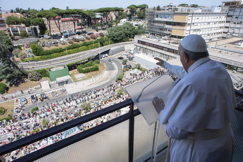 El papa Francisco saluda a la multitud mientras antes de comenzar a rezar el Ángelus desde un balcón del hospital Gemelli en Roma el 11 de julio de 2021, mientras se recupera tras una cirugía de colon. (Foto CNS/Vatican Media vía Reuters)