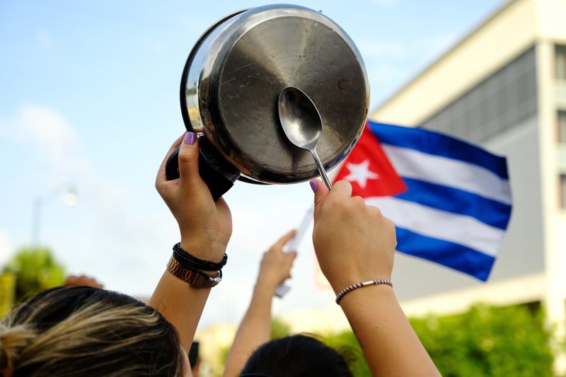 Un manifestante en el barrio de la Pequeña Habana de Miami golpea una olla el 12 de julio de 2021, mientras la gente se concentra en solidaridad con los manifestantes en Cuba. Imagen referencial. (CNS photo/Maria Alejandra Cardona, Reuters)