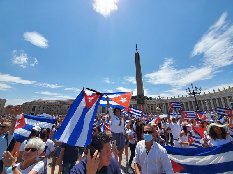 Un grupo de ciudadanos cubanos que viven en Roma se hicieron presentes en la Plaza de San Pedro, para participar del rezo del Ángelus el domingo 18 de julio. Imagen referencial. (Inés San Martín.)