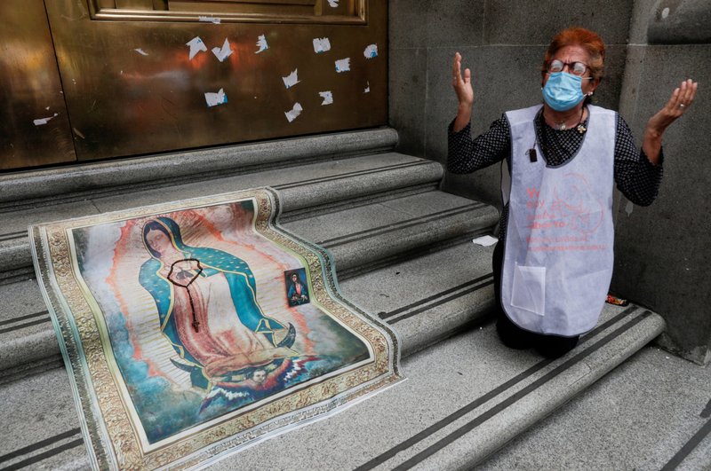Una mujer reza frente al edificio de la Corte Suprema de México en la Ciudad de México el 29 de julio de 2020, mientras la corte propone despenalizar el aborto. Los legisladores del estado de Veracruz, en el este de México, aprobaron un proyecto de ley el 20 de julio de 2021 que despenaliza el aborto durante las primeras 12 semanas de embarazo, la segunda medida de despenalización de este tipo aprobada en México en apenas dos semanas.(Foto CNS/Henry Romero, Reuters)