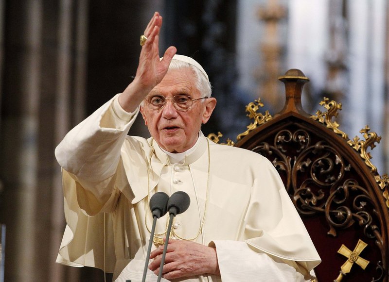 El Papa Benedicto XVI da una bendición durante una visita a la catedral de Friburgo, Alemania, el 24 de septiembre de 2011. En respuesta a las preguntas formuladas por una revista alemana, el Papa ya retirado se refirió a un discurso en Friburgo en el que subrayó que la Iglesia debe diferenciarse de su entorno. (CNS photo/Arnd Wiegmann, Reuters)