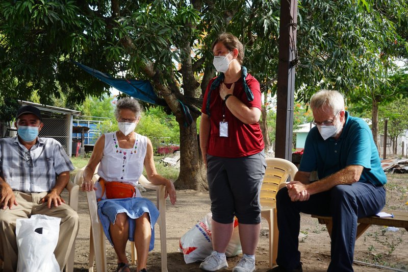 La Hermana de la Misericordia Mary Kay Dobrovolny, de pie, habla con una delegación de los Estados Unidos en Honduras a principios de julio. Durante el viaje solidario, los visitantes estadounidenses aprendieron sobre las condiciones que impulsan la migración hacia el norte. (Foto CNS/Cortesía de SHARE)