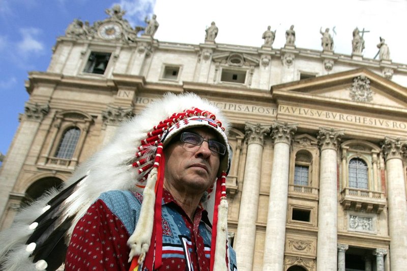 Phil Fontaine, líder de la Asamblea de las Primeras Naciones de Canadá, asiste a la audiencia general con el Papa Benedicto XVI en la Plaza de San Pedro del Vaticano el 29 de abril. Fontaine fue uno de los miembros de una delegación que se reunió con el Papa para hablar del trágico legado de las escuelas residenciales indias, muchas de las cuales fueron dirigidas por diócesis y órdenes católicas. (Foto CNS Emanuela De Meo, Catholic Press Photo)