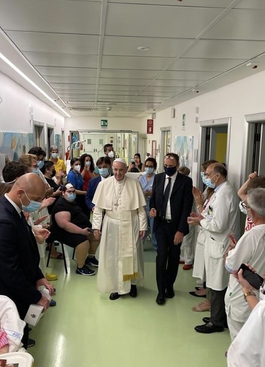El Papa Francisco visitó en la tarde de este 13 de julio el departamento de Oncología Pediátrica del Hospital Policlínico Gemelli, de Roma. (Oficina de prensa Vaticana)