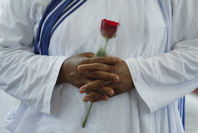Archivo: una de las Misioneras de la Caridad sostiene una rosa mientras su congregación reza en la tumba de Santa Teresa de Calcuta en Calcuta, India, el 5 de septiembre de 2019, el aniversario de la muerte de la santa. (Foto CNS/Rupak De Chowdhuri, Reuters)