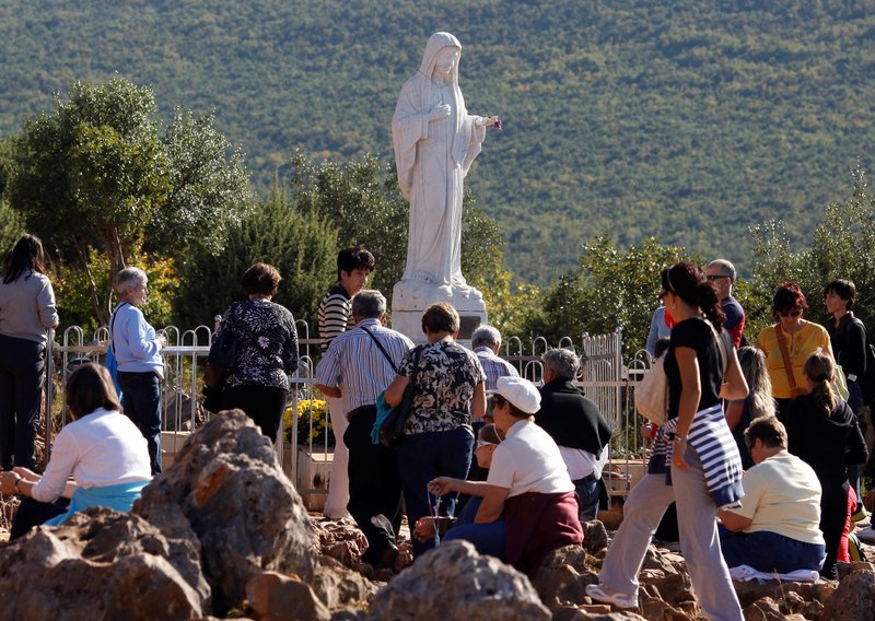 Los peregrinos aparecen en una foto de archivo rodeando una estatua de María en la Colina de las Apariciones en Medjugorje, Bosnia-Herzegovina. (Foto: CNS photo/Matko Biljak, Reuters)
