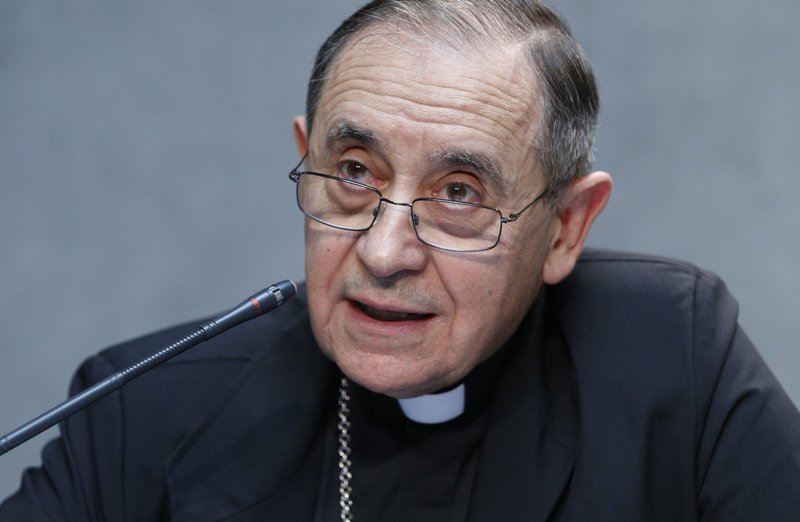 Monseñor Juan Ignacio Arrieta, secretario del Consejo Pontificio para los Textos Legislativos, asiste a una rueda de prensa para hablar de las revisiones del Código de Derecho Canónico, en el Vaticano el 1 de junio de 2021. El Papa Francisco ha promulgado una sección revisada del Código de Derecho Canónico que trata de los delitos y las penas. (CNS photo/Paul Haring)