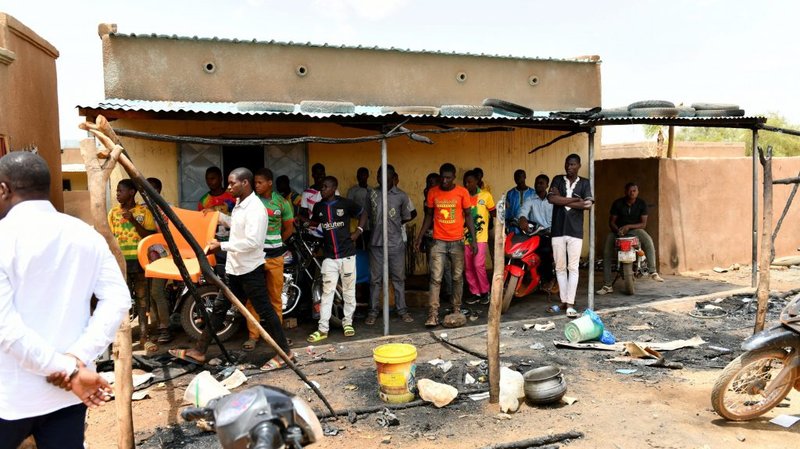 Los residentes se reúnen el 7 de junio de 2021 en el lugar de un ataque en el pueblo de Solhan, Burkina Faso. El obispo de Dori, Laurent Dabire, condenó el atentado perpetrado por los islamistas el 5 de junio, que dejó al menos 160 muertos, e instó a los residentes a "mantener la fe y permanecer unidos." (Foto CNS/Servicio de Prensa del Primer Ministro de Burkina Faso, vía Reuters)