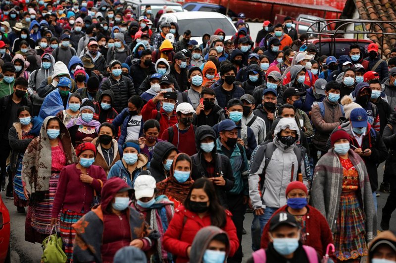 Guatemaltecos piden la renuncia del presidente Alejandro Giammattei y la procuradora general María Consuelo Porra durante una protesta en San Cristóbal Totonicapán el 29 de julio de 2021. (Foto CNS/Luis Echeverría, Reuters)