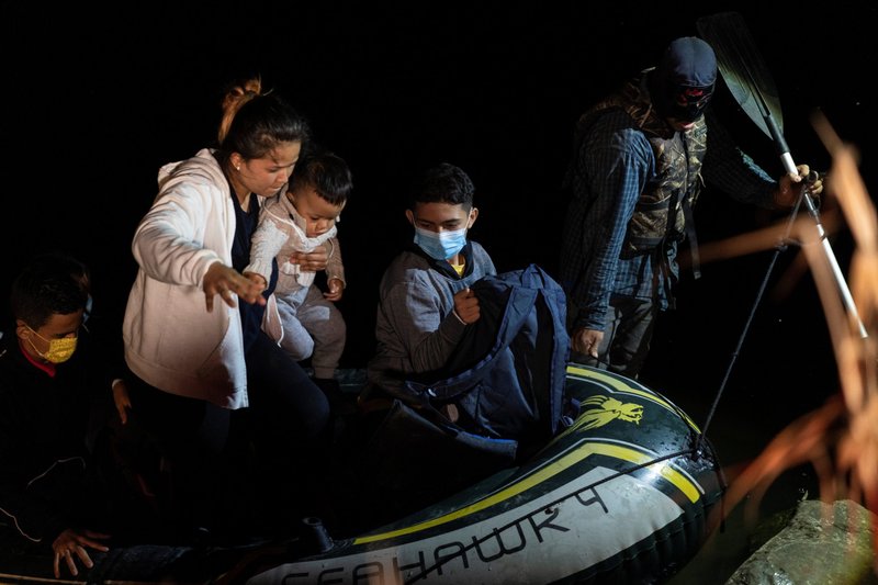 Familias migrantes buscando asilo en los Estados Unidos desembarcan de una balsa inflable en Roma, Texas, el 6 de mayo de 2021, después de cruzar el Río Bravo hacia los Estados Unidos desde México. (Foto CNS/Go Nakamura, Reuters)
