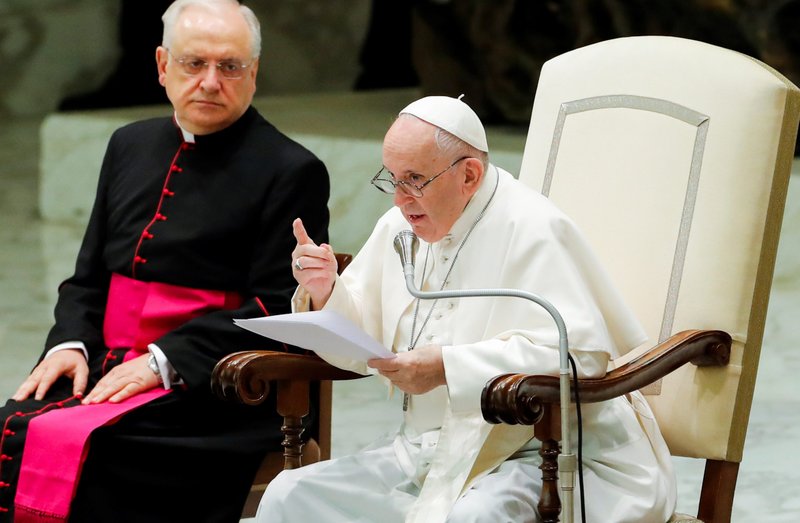El Papa Francisco dirige su audiencia general en el aula Pablo VI del Vaticano el 4 de agosto de 2021. En el primer aniversario de la explosión en el puerto de Beirut, el Papa Francisco instó a la comunidad internacional a ayudar al Líbano con acciones concretas para que pueda resurgir como signo de paz y fraternidad para Oriente Medio. (Foto CNS/Remo Casilli, Reuters)