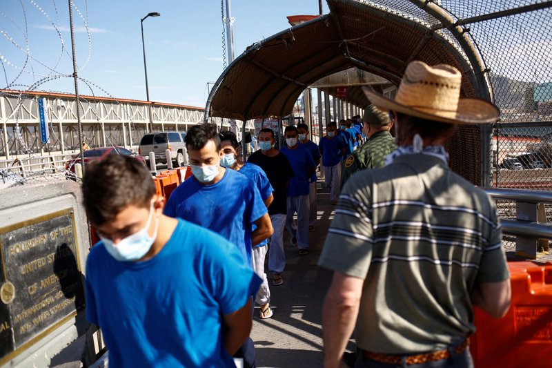 Migrantes que entraron a Estados Unidos son expulsados a México por el puente fronterizo internacional Paso del Norte, en esta imagen tomada desde Ciudad Juárez, México, 29 de julio de 2021 (Foto: CNS/José Luis González, Reuters)