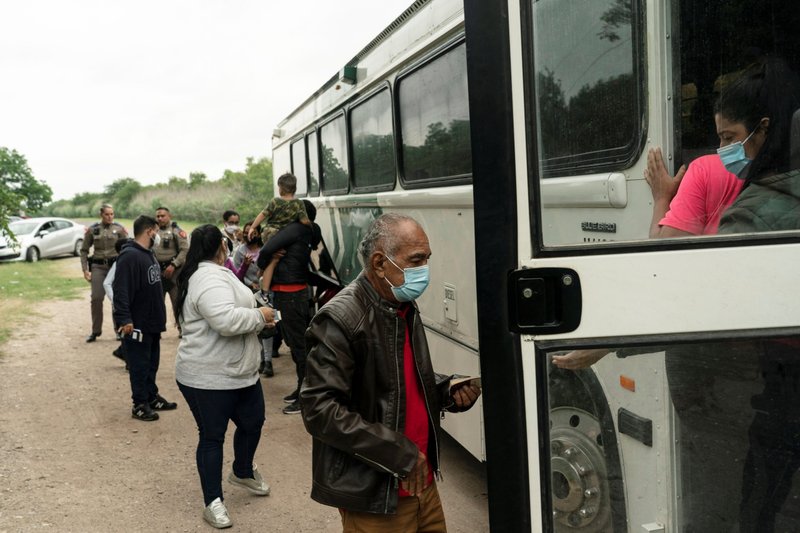 Familias migrantes de Venezuela buscando asilo suben a un autobús de la Patrulla Fronteriza de Estados Unidos en Del Río, Texas, el 27 de mayo de 2021, para ser transportadas después de cruzar el Río Bravo hacia Estados Unidos desde México. (Foto CNS/Go Nakamura, Reuters)