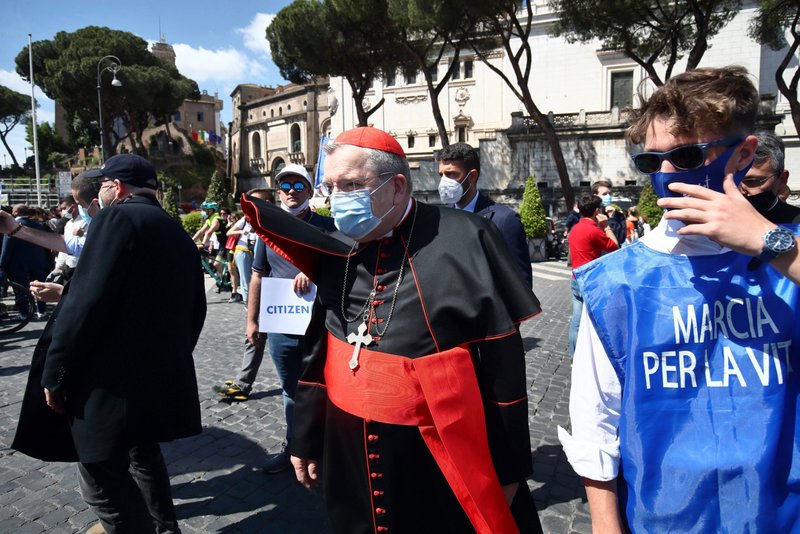 El cardenal estadounidense Raymond L. Burke, con una máscara protectora, asiste a la 10ª Marcha por la Vida en Roma el 22 de mayo de 2021. El cardenal Burke se encuentra hospitalizado, con un cuadro de COVID-19. (Foto CNS/Grzegorz Galazka)