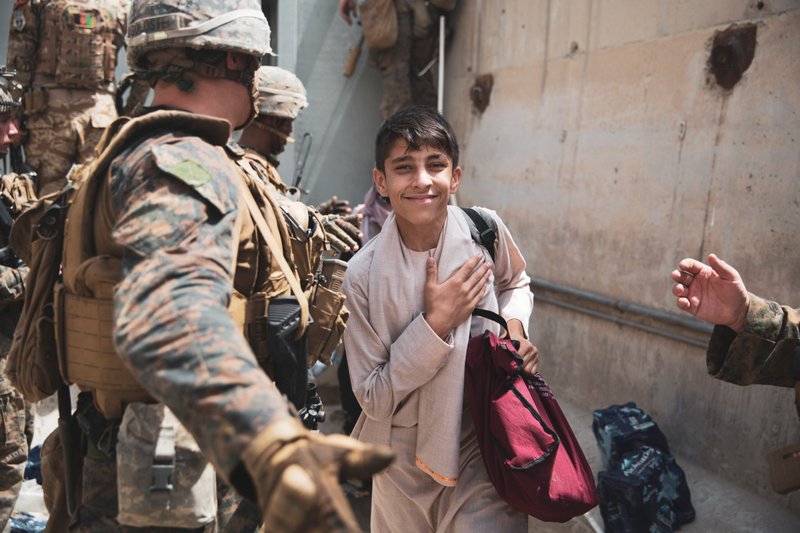Un niño es procesado a través de un puesto de control durante una evacuación en el aeropuerto internacional Hamid Karzai en Kabul, Afganistán, 18 de agosto de 2021. (Foto: CNS /Staff Sgt. Victor Mancilla, U.S. Marines handout via Reuters)