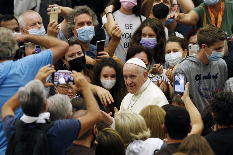 El Papa Francisco saluda a la multitud al salir de su audiencia general en el aula Pablo VI del Vaticano el 25 de agosto de 2021. (Foto CNS /Paul Haring)