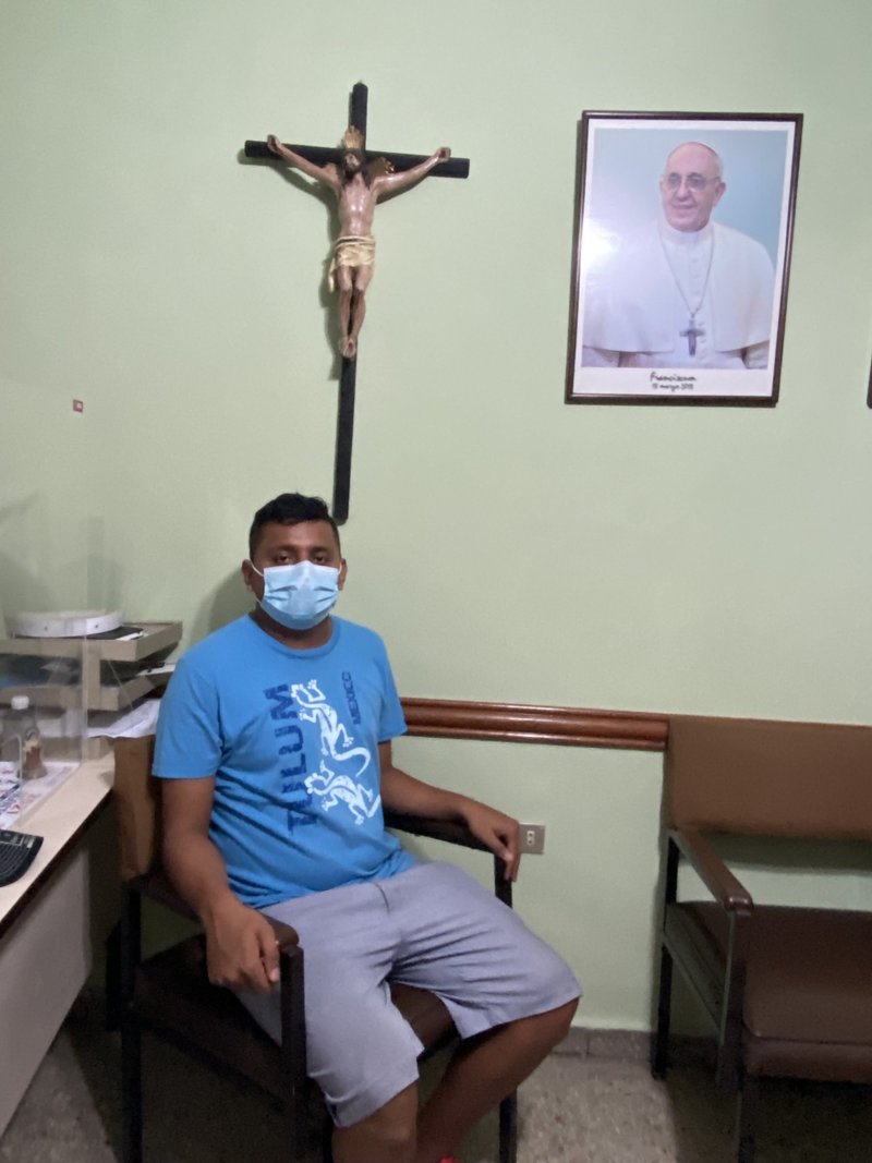 José Andrés Martínez se sienta para una entrevista el 17 de agosto de 2021 en la parroquia Nuestra Señora del Carmen en San Salvador, El Salvador. Martínez, un ex sacristán, regresó recientemente a El Salvador tras seis intentos de cruzar la frontera entre Estados Unidos y México. (Foto CNS/Rhina Guidos)