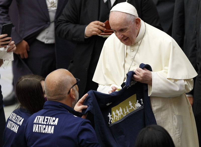 El Papa Francisco acepta una camiseta del Vatican Athletic durante su audiencia general en el aula Pablo VI del Vaticano el 25 de agosto de 2021. El Vatican Athletic es una asociación deportiva de empleados del Vaticano, incluidos los guardias suizos. (Foto CNS /Paul Haring)