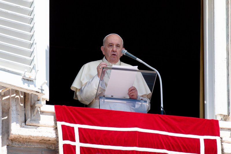 El papa Francisco dirige el Ángelus desde su estudio, orando con algunas personas reunidas en la Plaza de San Pedro en el Vaticano el 29 de agosto de 2021. El papa pidió intensificar las oraciones y ayuno por la situación en Afganistán. (Foto CNS/Vatican Media)