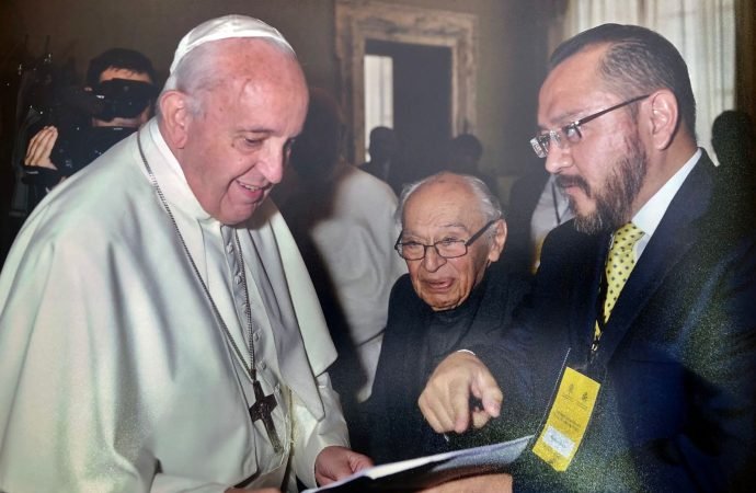 Rodrigo Guerra López, junto al Papa Francisco. Detrás, el teólogo latinoamericano Gustavo Gutierrez. (Foto: Cortesía de Rodrigo Guerra López)