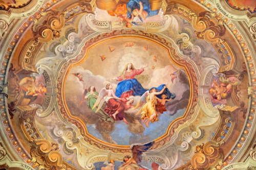 El fresco del techo de la Asunción de la Virgen María en la iglesia Santuario del Santissimo Crocifisso de Gaetano Barabini. Siglo 19. (Foto: Renata Sedmakova / Shutterstock.com)